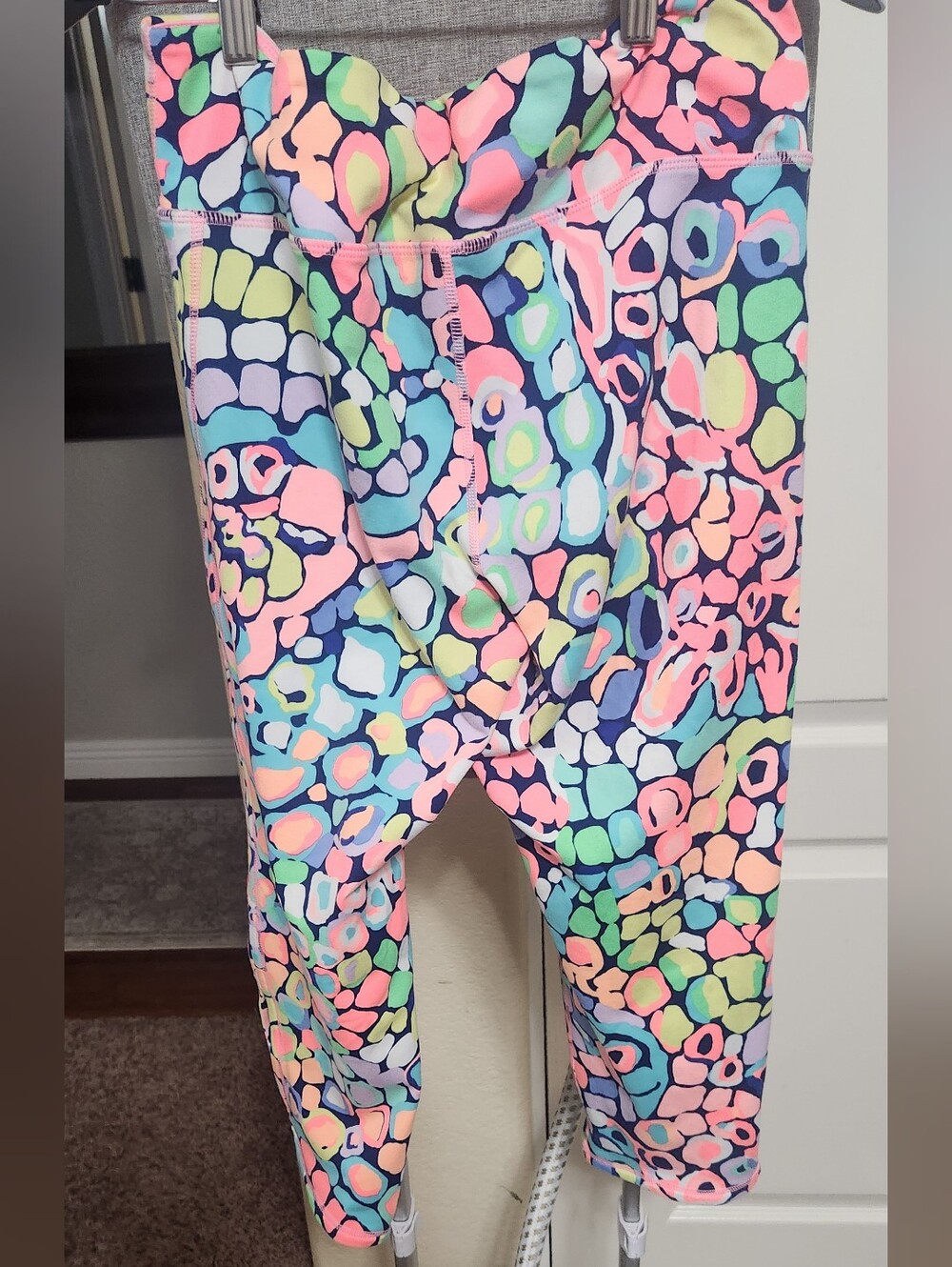 Lilly Pulitzer Luxletic Cropped Leggings Pink & Blue Size L Excellent Condition - Picture 4 of 4